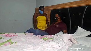 התחברות סגר הופכת לזיון חם בחדר עם רוכבת שחורה עגלגלה