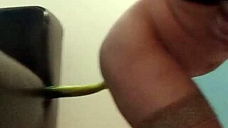 טרנסית חמה מחדירה דילדו לתחת בגרביונים סולו