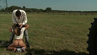 Sandra Romain toont grote tieten voor intense buiten milf neuk