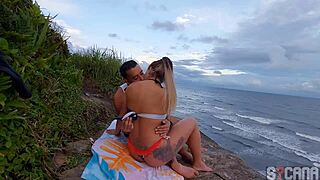 ei loira da praia quer meter com travesti na rua usando lingerie? anal ao ar livre foda bruta