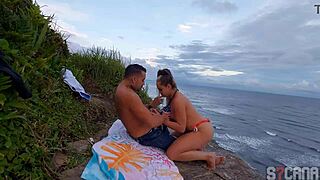 ei loira da praia quer meter com travesti na rua usando lingerie? anal ao ar livre foda bruta