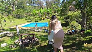 la patrona jumps the naked worker fresh from the pool for some curvy fun
