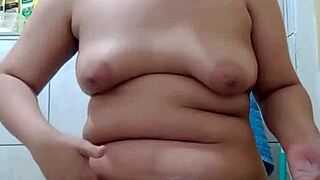 Ei, safada, quer ver essa gordinha depilando a buceta pro trato?