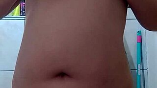 Ei, safada, quer ver essa gordinha depilando a buceta pro trato?