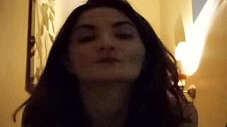 Mollyjanexxx update 4 explique ses nichons naturels backstage 15 août 2024