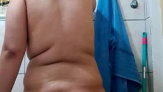 Ei, safada, quer ver essa gordinha depilando a buceta pro trato?