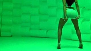 anitta shakes her ass seductively while dancing