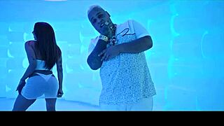 anitta shakes her ass seductively while dancing