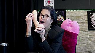 She claims fake orgasms but watch her demo that sloppy blowjob on sheer red Leticia Braga