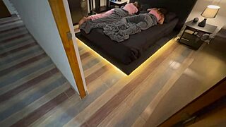 el novio de mi amiga me folla duro mientras ella duerme parte 1