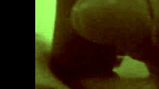 secretária safada chupando pau do chefe com boquete guloso e molhado