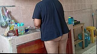 Wow! Chubby Madrastra Scrubs Kitchen Eager for Curvy Fat Ass Pounding!