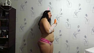 wanna see this chubby bunny milf shake her big booty and saggy tits while masturbating with carrots?