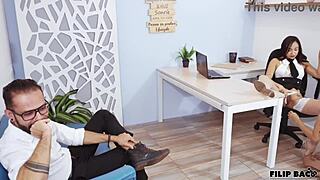 la jefa lesbiana nos pilla follando y nos obliga a correrla en su cara 🔥👅💦