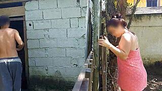 chuveiro quebrado casada pede ajuda pro zelador só de toalha e paga com cuzinho na fazenda uhhh