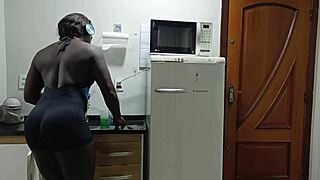 gostosa fitness aceita aula grátis e mostra agachamento perfeito pro vizinho tarado