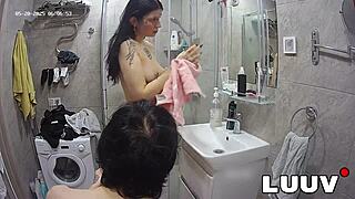 aw man i luv how this webcam couple flashes their hot shower bodies for us...