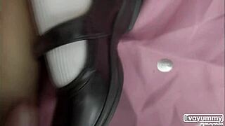 นักเรียนไทยหีเงี่ยนดูดควยเย็ดรองเท้าแตกในเซสชั่นโหด