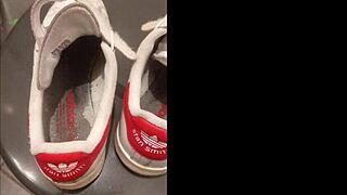 Thirty minutes exploring sneakers and shoes fetish in Marion's home