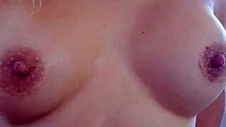 desperte a mi hermanastro masturbando su polla con mi mano hasta mojar mis tetas enormes