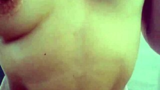 desperte a mi hermanastro masturbando su polla con mi mano hasta mojar mis tetas enormes