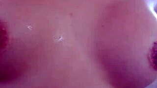 desperte a mi hermanastro masturbando su polla con mi mano hasta mojar mis tetas enormes