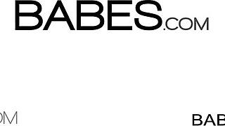 honey's smooth shaved pussy gets licked by mia malkova