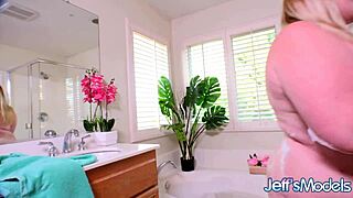 Blonde plumper Luna Storm wanks big tits curvy ass in steamy bathtub