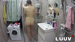 Душ предизвиква куннилингус до треперещ женски оргазъм