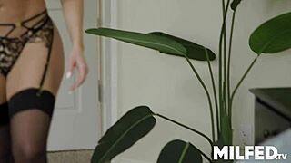 年轻猛男继母现在就要鸡巴
