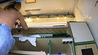 กางเกงในหลุดเปิดหีโกนเรียบใต้กระโปรงกลางแจ้ง!