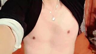 WATCH HER SENSUAL DANCE TURN INTO STEAMY PHOTO SESSION!