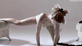 i love spreading my hairy pussy as flexible gymnast rita mochalkina