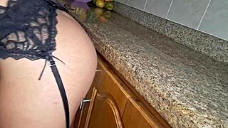 la mucama gets so horny cleaning kitchen she fingers pussy hard 😩🧽💦