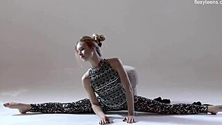 i love spreading my hairy pussy as flexible gymnast rita mochalkina