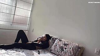 mi madrastra se toca... me pilla en el armario y me deja lamer su coño húmedo 👅💦