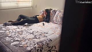 mi madrastra se toca... me pilla en el armario y me deja lamer su coño húmedo 👅💦