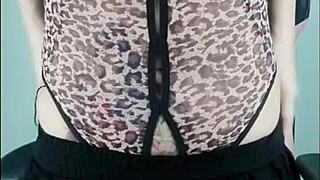 ดังไทยนักศึกษาหีชมพูโชว์ชุดแม่เสือสาวลุคสาวข้างบ้านโดนรูดรูนอกบ้าน