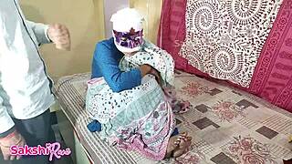 stepmom dekho kapde badalte hue stepson ne chod diya??