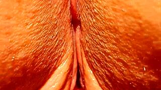 SEXY MATURE FLASHES HUGE WET PUSSY LIPS FOR VIEWERS!