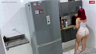 essa empregadinha provoca com shortinho socado... n�o aguentei e fodi pov