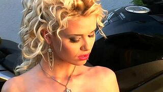 i'm caylian curtis that blonde biker bimbs in fishnets fingering solo