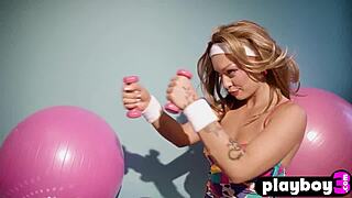 hey check this gorgeous big ass brunette teen strippin naked tits out🔥🍑