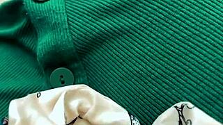 Beautiful Webcam Whore Fingers Pussy at Dentist Visit