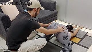 whoa, that big ass on my stepsis gets me hard 😍 fingering her pussy mid-workout