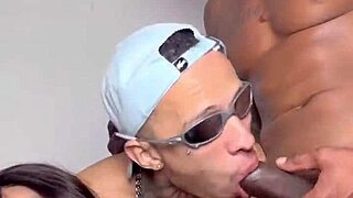 eu e minha mina caímos na quebrada errada e aguentamos a rola enorme do negão batendo forte