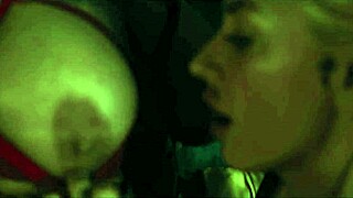 纹身双性恋骚妹涂油BBC假屌舔屄