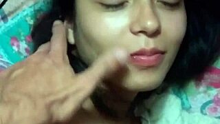 me la chupa la petite latina con monster cock y big tits mientras vemos series en pareja 😍🍆💦