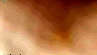 tu semen goteando lento por mis piernas y pies empapados en leche caliente