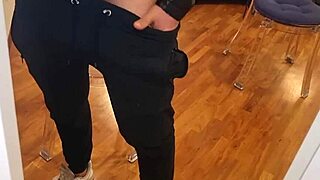 Sborrata e gemiti sexy con pisciata e giubbotto di pelle perversa